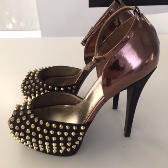 Smoking hot black and bronze studded peep toe shoe - Picture 3 of 8